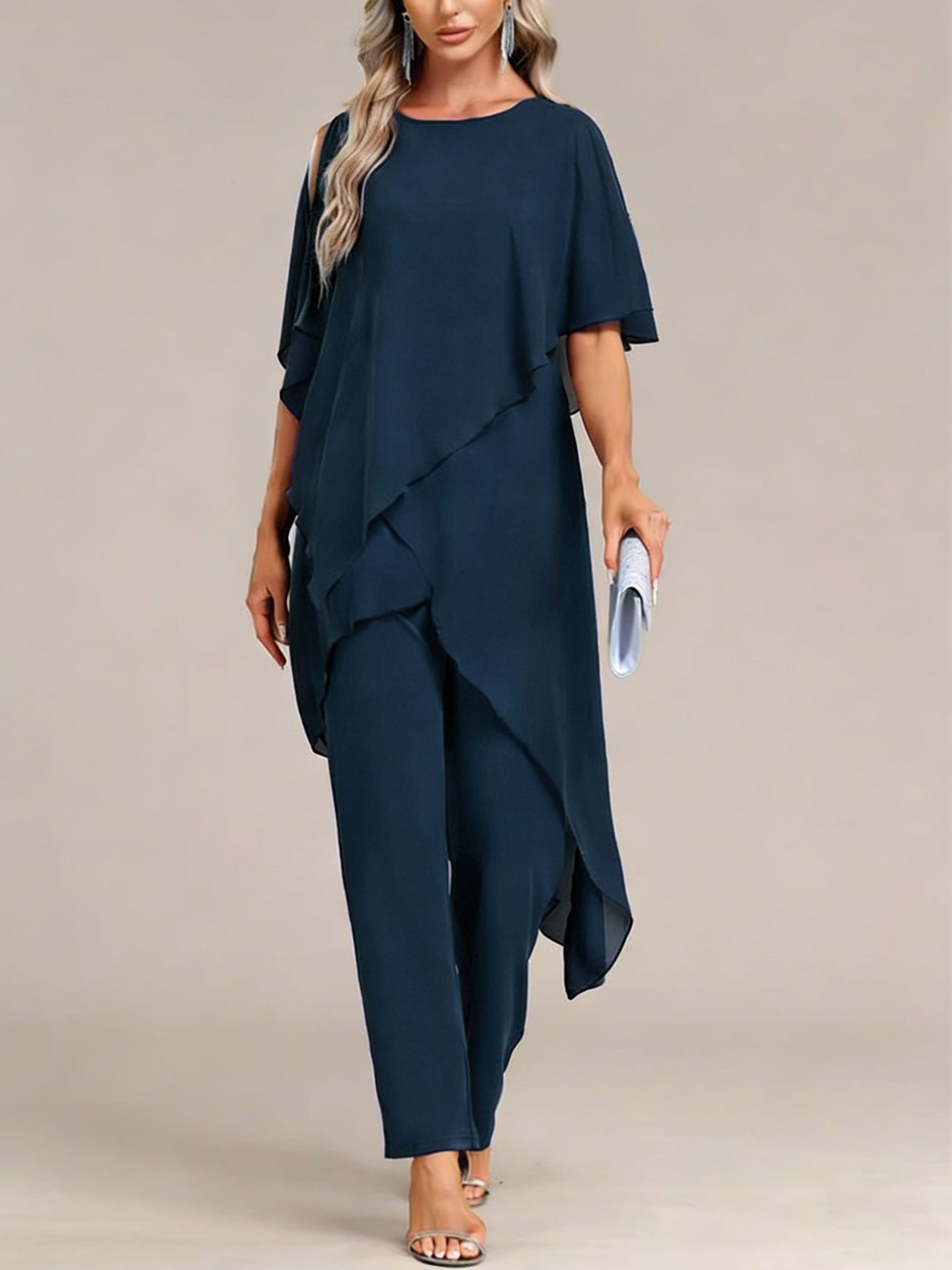 Ensemble deux pièces pour femme : haut asymétrique à épaules dénudées et pantalon Maison Taw'am