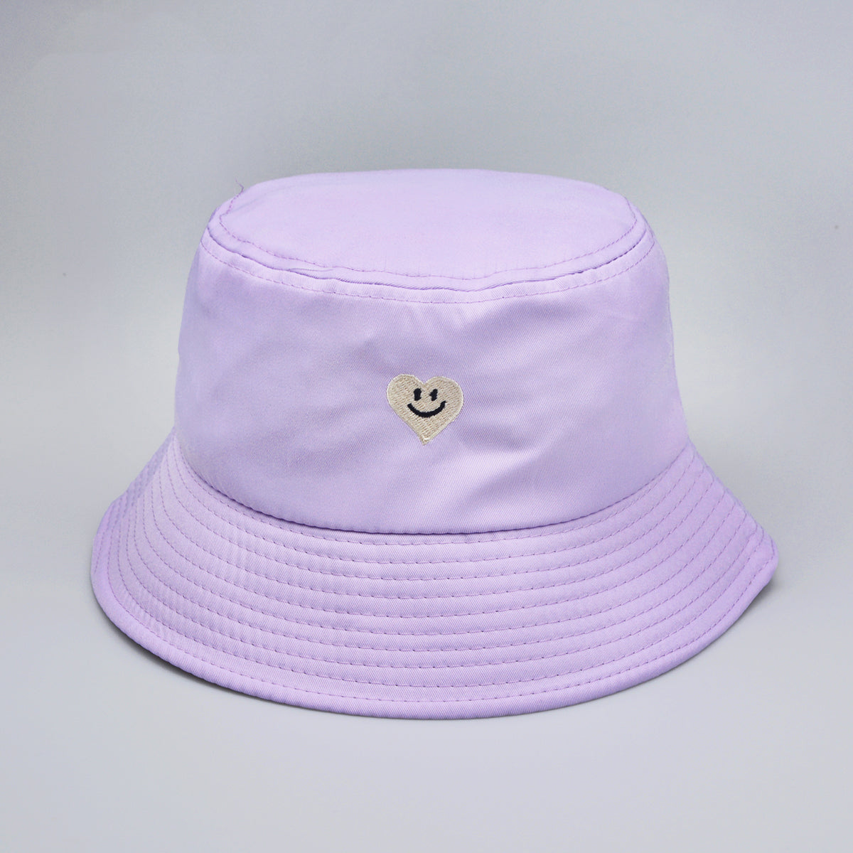 Chapeau brodé d'un motif coeur souriant Maison Taw'am