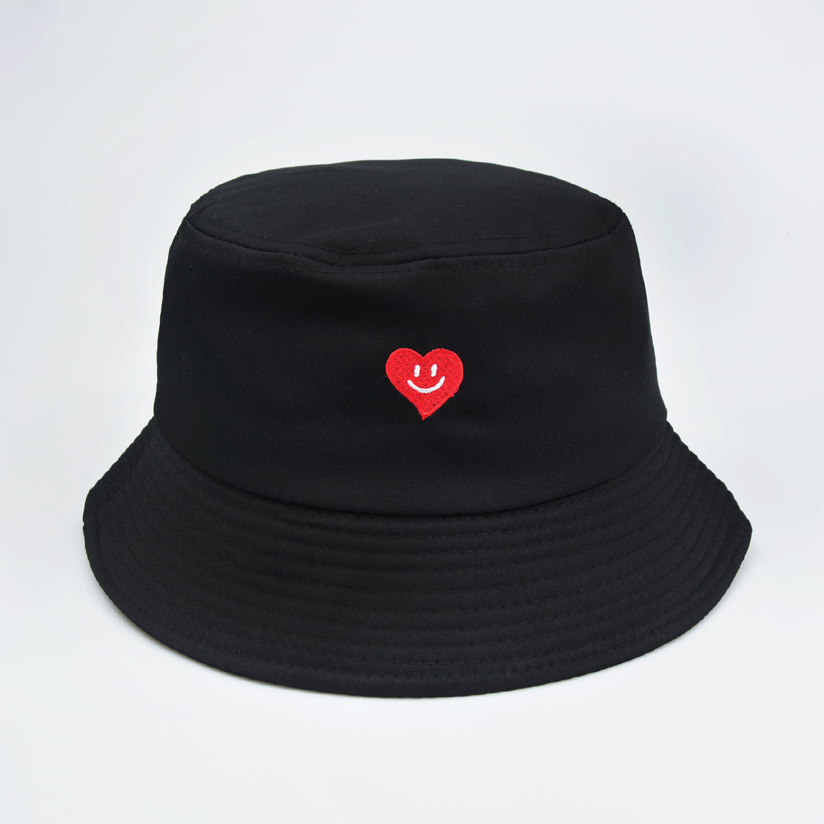 Chapeau brodé d'un motif coeur souriant Maison Taw'am