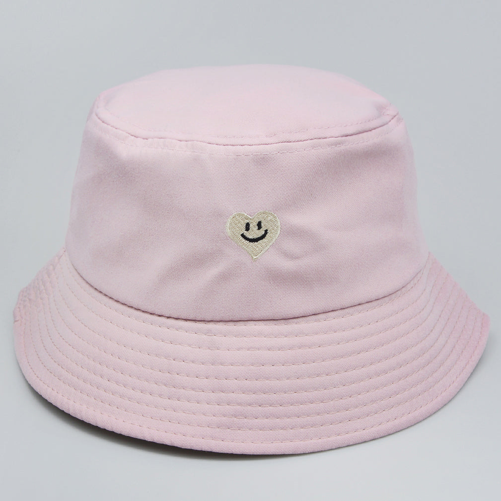 Chapeau brodé d'un motif coeur souriant Maison Taw'am