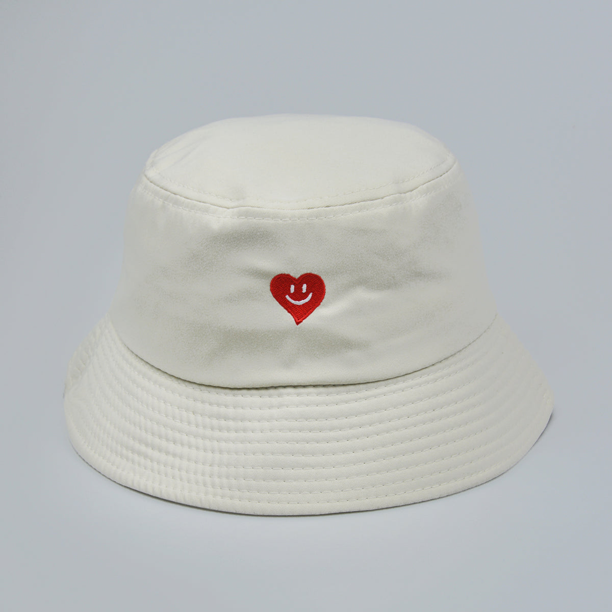 Chapeau brodé d'un motif coeur souriant Maison Taw'am