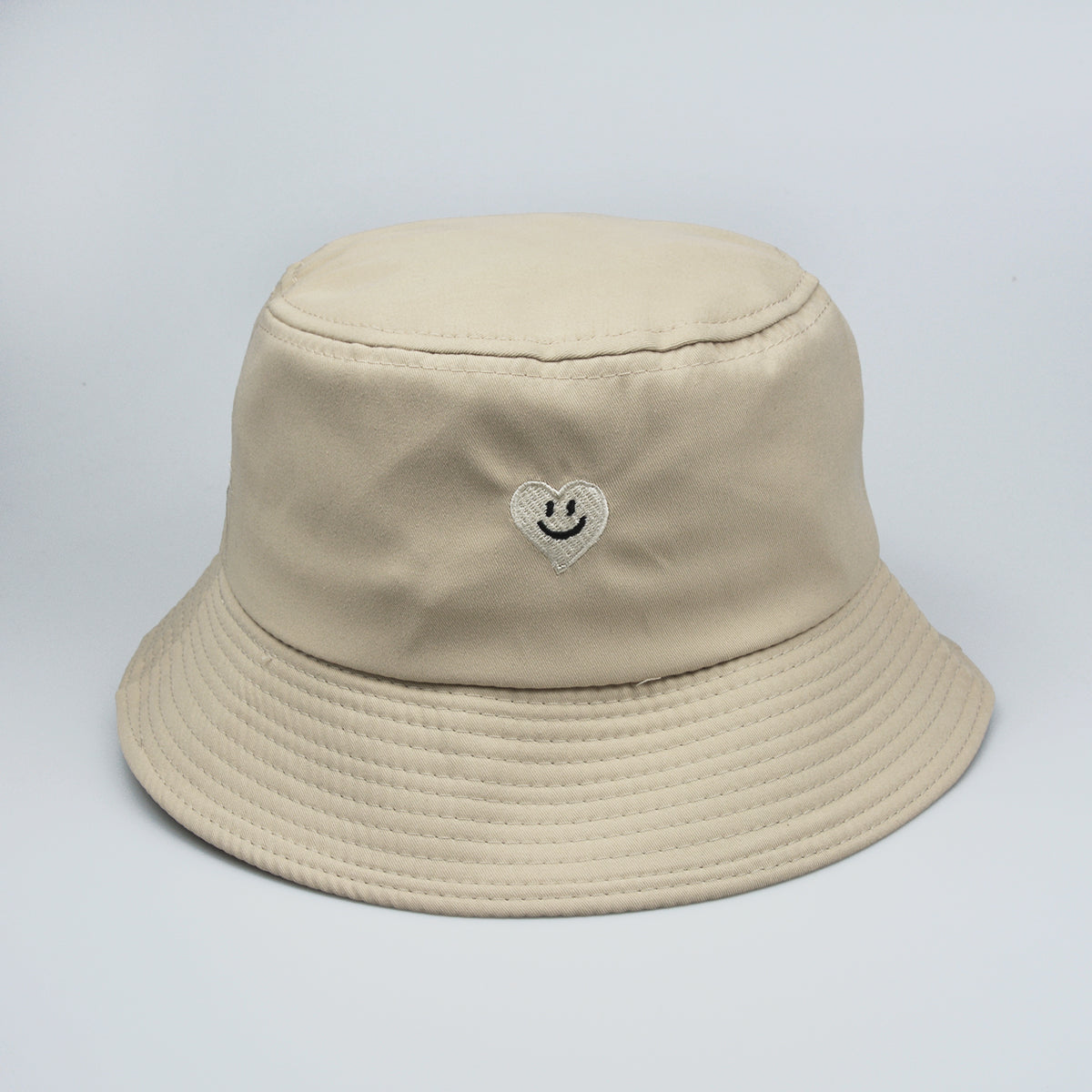 Chapeau brodé d'un motif coeur souriant Maison Taw'am